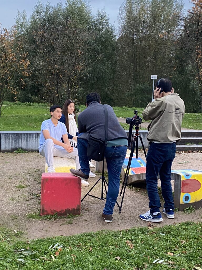 Bild zeigt wie Fotografen die Geflüchtete Fotographieren